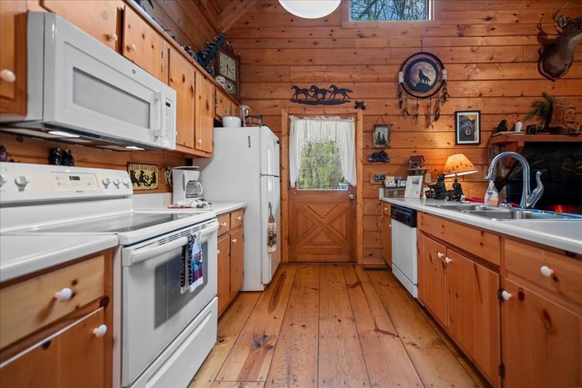 Cozy Cabin Beside Briar Creek, Fire Pit, Wifi Villa Ellijay Eksteriør billede
