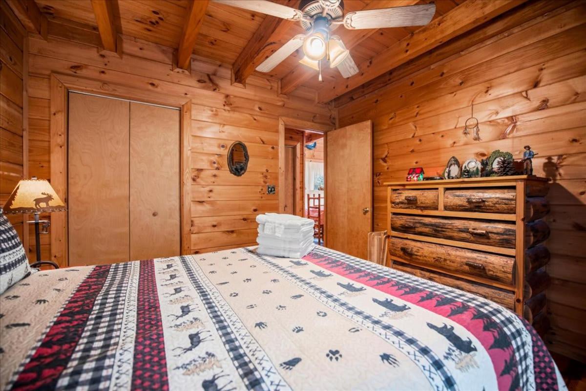 Cozy Cabin Beside Briar Creek, Fire Pit, Wifi Villa Ellijay Eksteriør billede